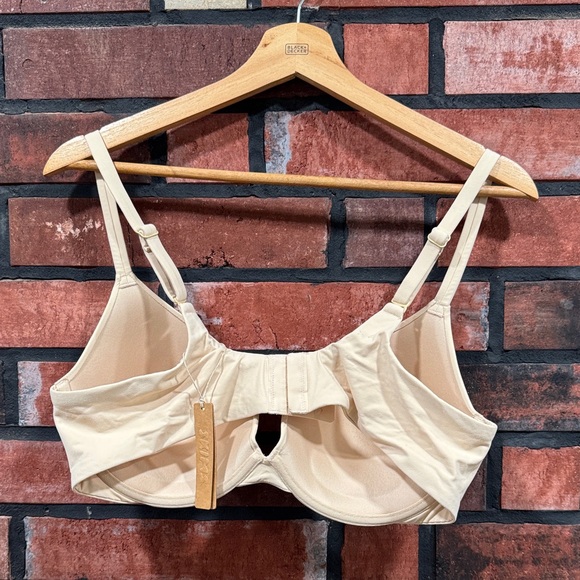 Skims  Bra - Picture 3 of 10